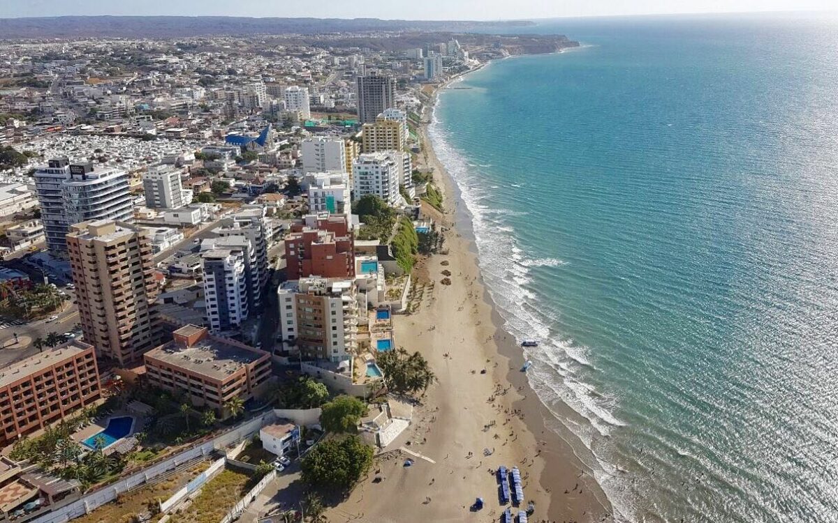 Manta, Ecuador: Playas Doradas y Emoción Costera